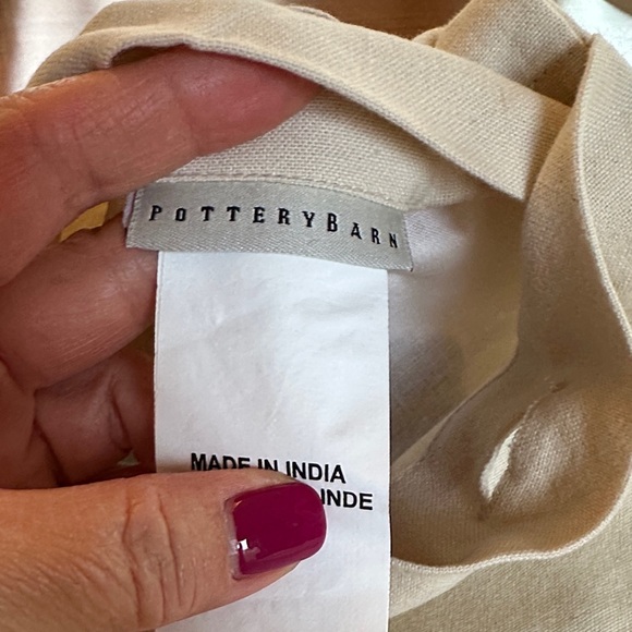 Pottery Barn Lumbar Holly Leaves, Berries and Pine Cone Pillow Cover 16x26 - Picture 3 of 4